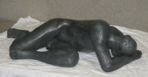 Homme-couché-en-bronze